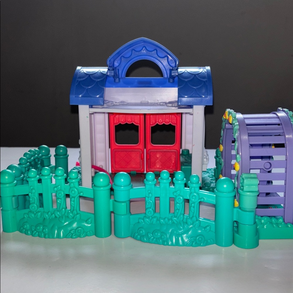 Fisher-Price Little People Playtime Pals Tea Party Garden House 2001